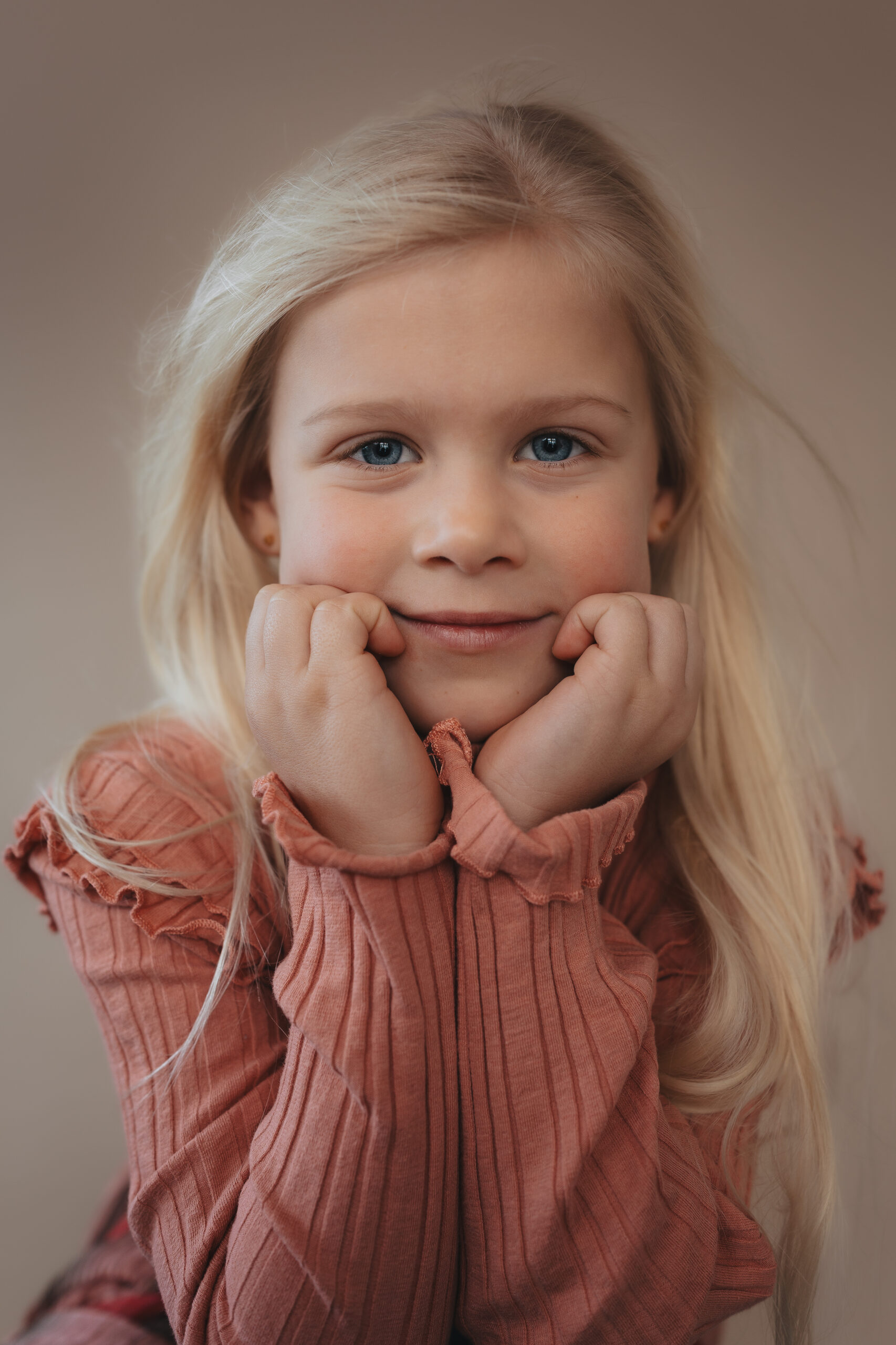 Rustig portret van een vrouw in natuurlijk licht