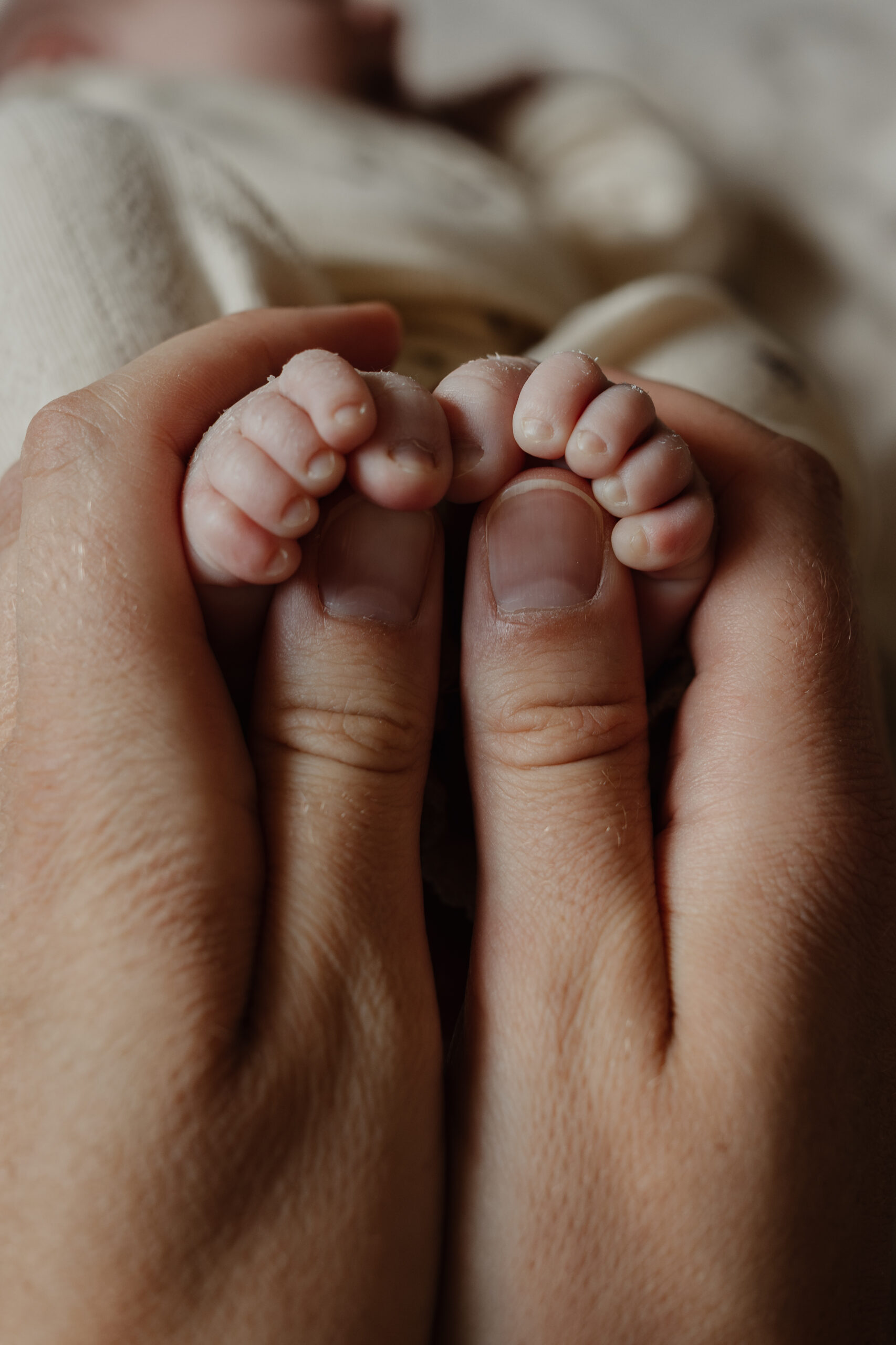 Ouders met twee jonge kinderen lachen samen thuis