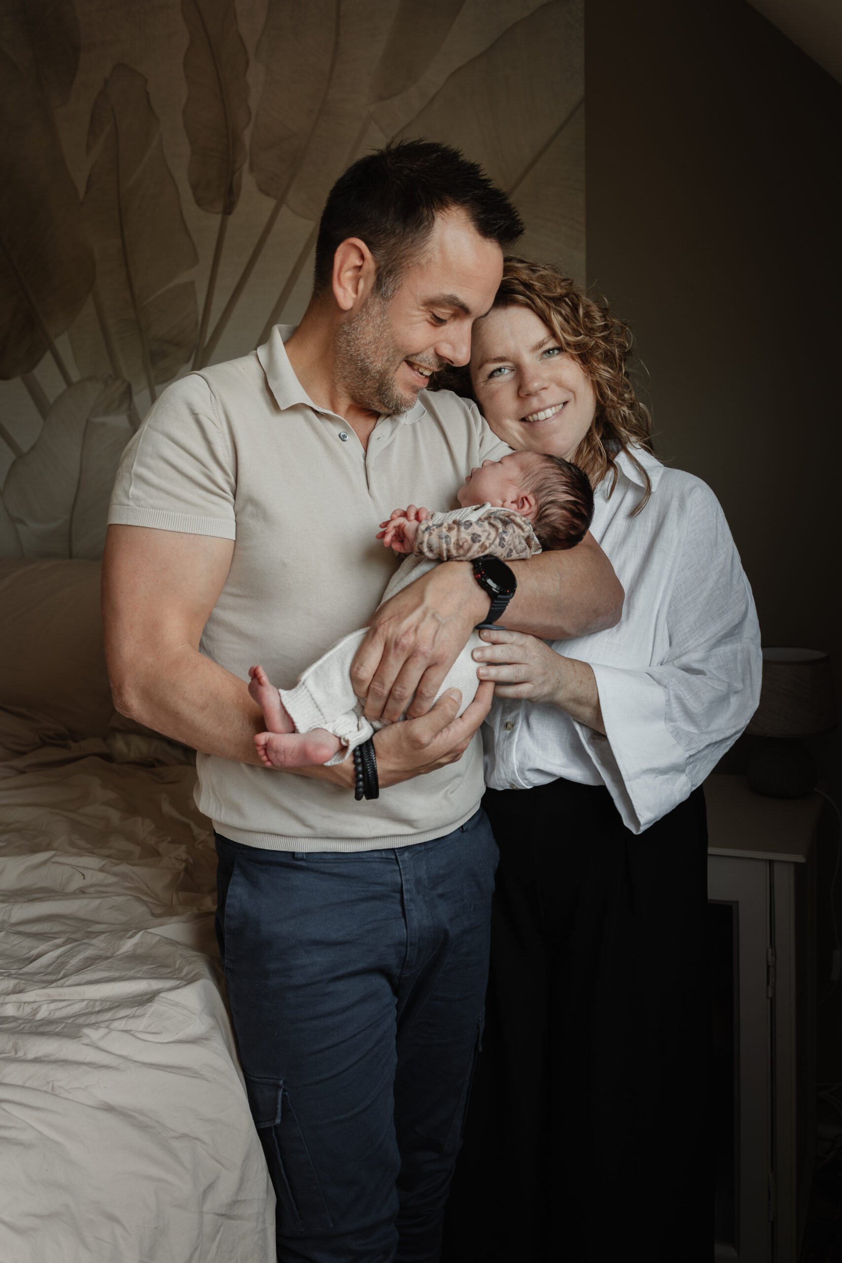 Babyhandje in de hand van een ouder