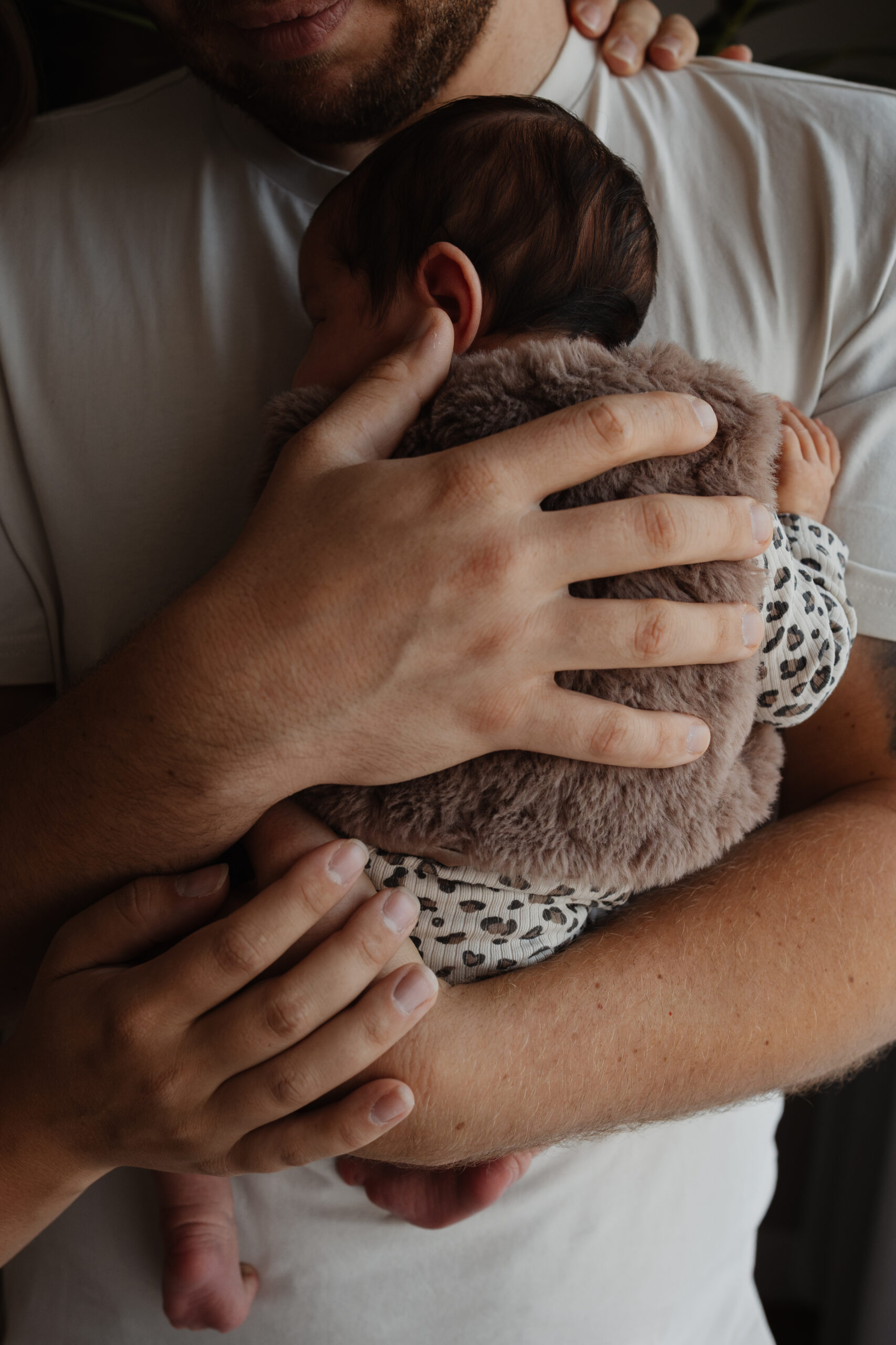 Pasgeboren baby slaapt in een zachte wikkeldoek