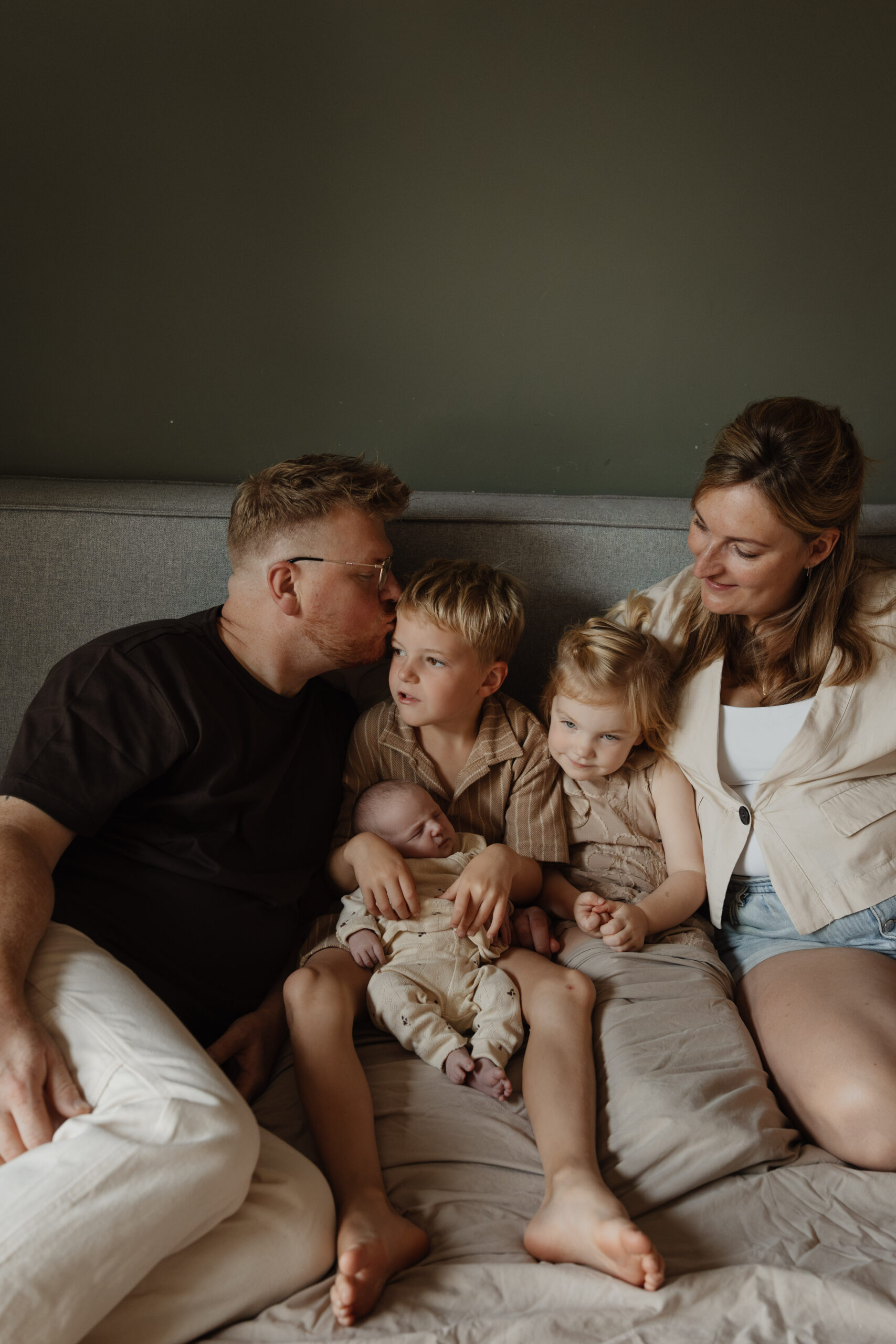 Jonge ouders houden samen hun baby vast