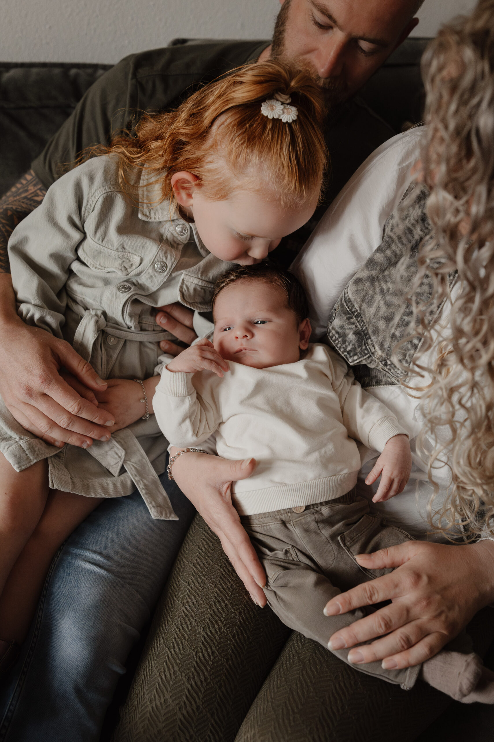 Babyhandje in de hand van een ouder